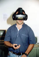 Un colaborador de UNIA con el casco de Realidad Virtual