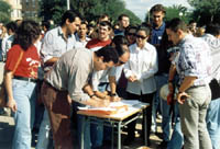 Representantes de alumnos firmando un manifiesto
